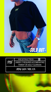 Short total black t-shirt with fluo style logo