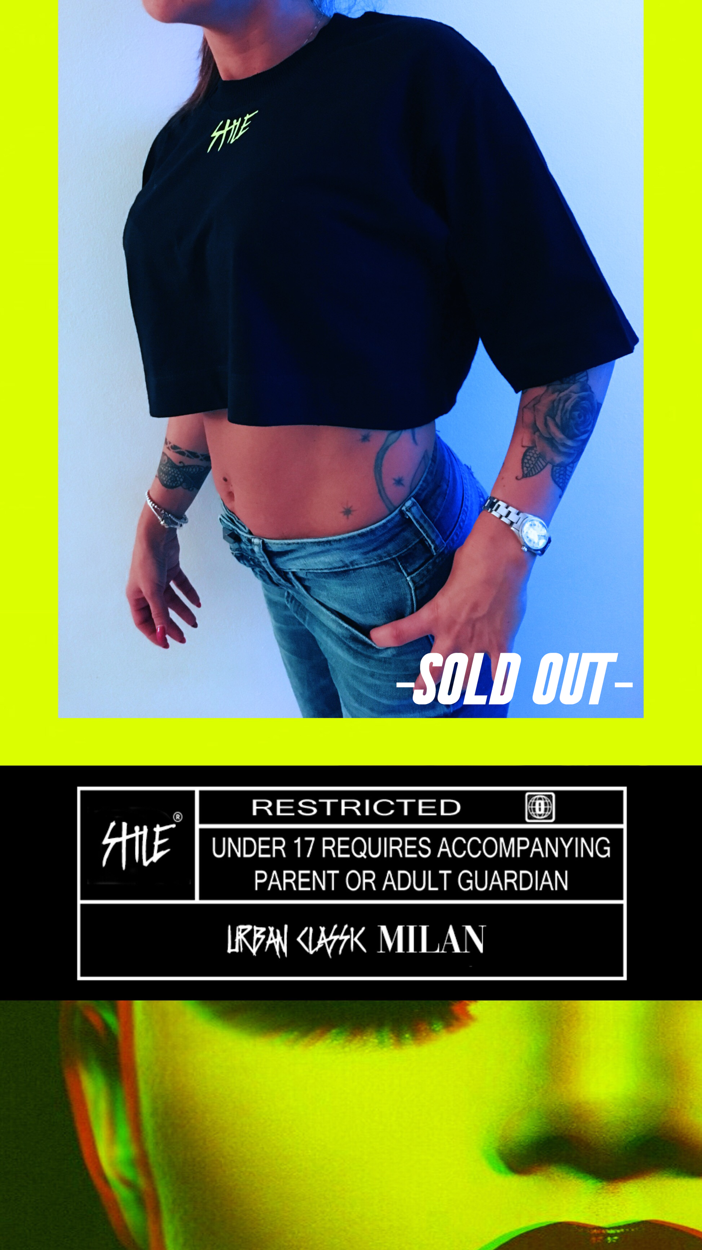 Short total black t-shirt with fluo style logo